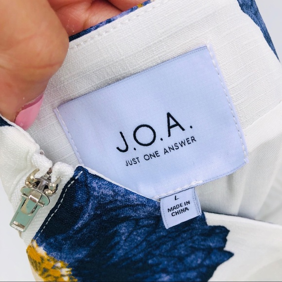 NWT J.O.A. White and Blue Floral Crop Top - Picture 6 of 8